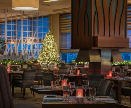 Cosy hotel restaurant with festive holiday decorations and ambient lighting.